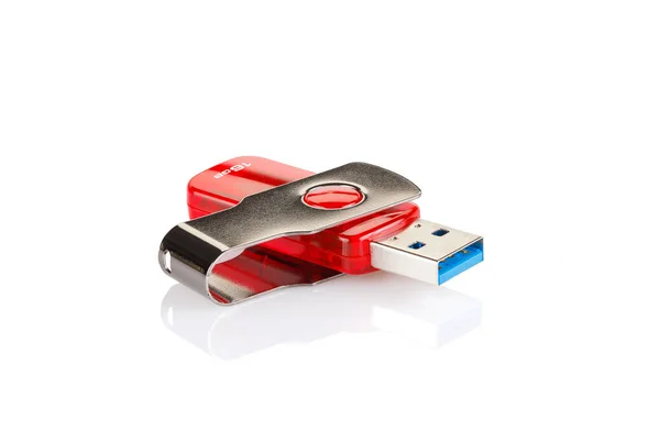 Kırmızı ve gümüş USB 3.0 flaş bellek beyaz arkaplanda izole edildi. Beyaz arka planda USB Pen Disk veya flash disk. Kapatın. Tam alan derinliği.