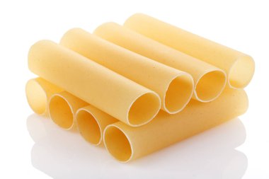 Cannelloni için İtalyan makarnası. Çiğ cannelloni makarnası, genellikle et veya sebzelerle doldurulmuş bir boru makarna, beyaz arka planda. Tam alan derinliği.