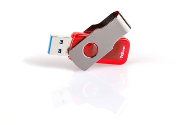 Kırmızı ve gümüş USB 3.0 flaş bellek beyaz arkaplanda izole edildi. Beyaz arka planda USB Pen Disk veya flash disk. Kapatın. Tam alan derinliği.