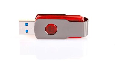 Kırmızı ve gümüş USB 3.0 flaş bellek beyaz arkaplanda izole edildi. Beyaz arka planda USB Pen Disk veya flash disk. Kapatın. Tam alan derinliği.