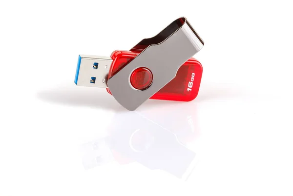 Kırmızı ve gümüş USB 3.0 flaş bellek beyaz arkaplanda izole edildi. Beyaz arka planda USB Pen Disk veya flash disk. Kapatın. Tam alan derinliği.