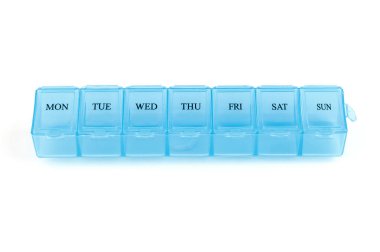 Mavi plastik organizatör, beyaz arka planda izole edilmiş haplar için. Kompartıman haplarının kapakçığı tıpla yakın plan görüntüsü. Günlük vitaminler ve takviyeler rutin dozaj konsepti.