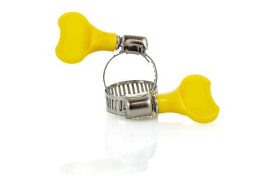 Paslanmaz Demir Su Boru Hattı kıskacı izole edilmiş beyaz arka planda. Kapat.