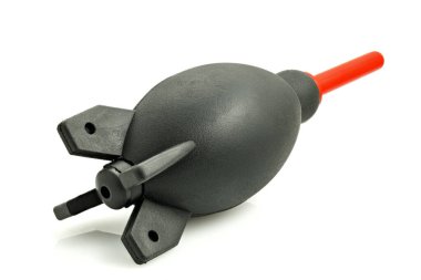 Beyaz bir arka planda izole edilmiş, toz kaldırma için plastik bir hava pompası. Bu araç kameralar, lensler, kişisel bilgisayarlar, klavyeler ve cep telefonları için tasarlanmıştır..