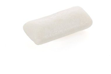 Beyaz arka planda izole edilmiş sakız pedleri. Tam alan derinliği. Kapat.