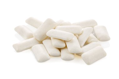 Beyaz arka planda izole edilmiş sakız pedleri. Tam alan derinliği. Kapat.