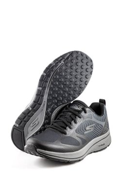 Dinyeper. Ukrayna - 16 Kasım 2025: Yeni Skechers spor ayakkabısı ya da antrenörü beyaz arka planda izole edildi. Siyah erkek spor ayakkabıları. Spor ayakkabıları ya da spor ayakkabıları..