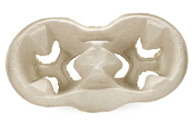 Beyaz arka planda izole edilmiş iki bardak için boş selüloz bardak tutacağı.