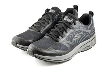 Dinyeper. Ukrayna - 16 Kasım 2025: Yeni Skechers spor ayakkabısı ya da antrenörü beyaz arka planda izole edildi. Siyah erkek spor ayakkabıları. Spor ayakkabıları ya da spor ayakkabıları..