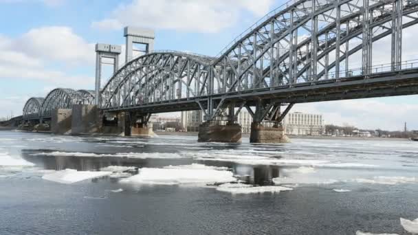 Vrachttrein Gaat Brug Rivier Met Drijvend Ijs Metalen Truss Brug — Stockvideo