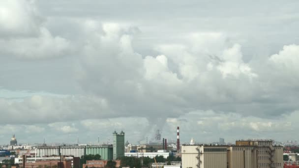 Wolken vanaf de toren met koeling — Stockvideo