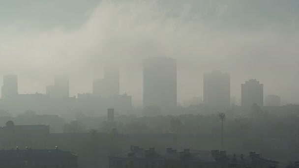 Громкий туман окутал высокие здания. Жилые многоэтажки в тумане. Высокие дома стоят в ряд в тумане. — стоковое видео