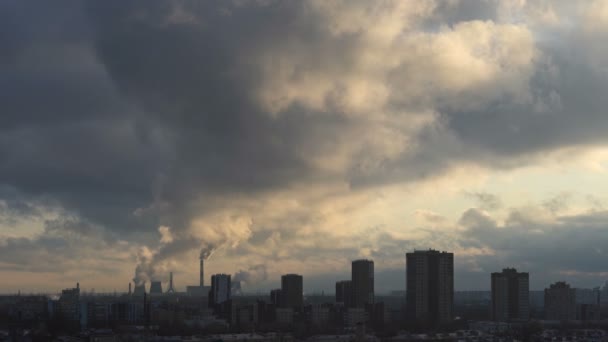 El humo de las chimeneas sobre la sala de estar. El humo sube al cielo sobre edificios residenciales. Central térmica detrás de la ciudad. Contaminación atmosférica. Cielo azul. — Vídeos de Stock