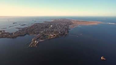 Kronstadt 'ın hava görüntüsü. Kronstadt 'ın yanından geçiyor. Kronstadt 'ın doğusunda. Ön planda küçük bir kale. Finlandiya Körfezindeki Ada
