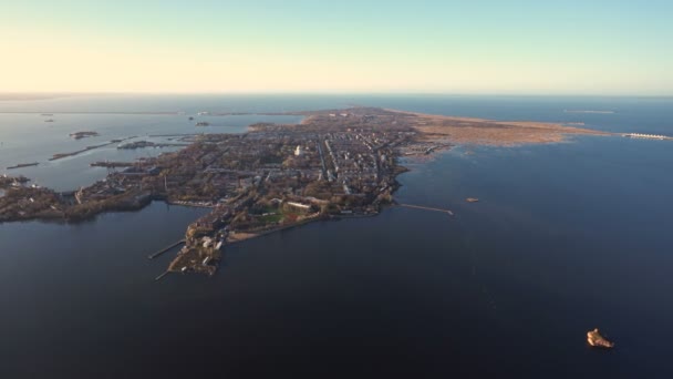 Vista aérea de Kronstadt. Pasando volando de Kronstadt. Parte oriental de Kronstadt. Un pequeño fuerte en primer plano. Isla en el Golfo de Finlandia — Vídeos de Stock