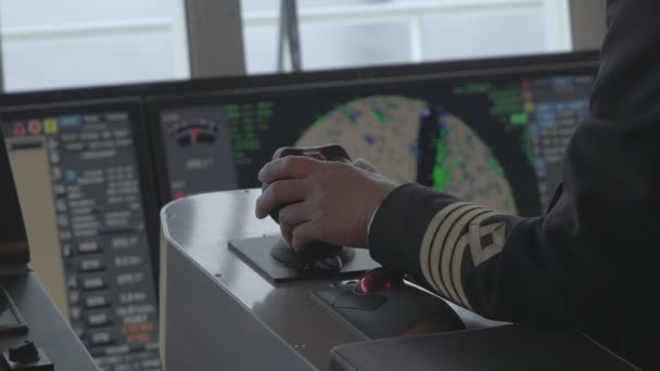 Capitaine dirige le navire par contrôleur azimut. Main tourne le joystick de la commande azipode. Gros plan. Dans le fond du tableau de bord — Video