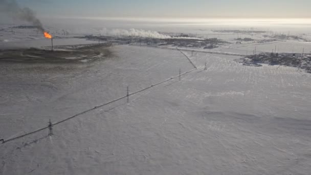 Torcia in un giacimento petrolifero. Inverno. Vista aerea. — Video Stock