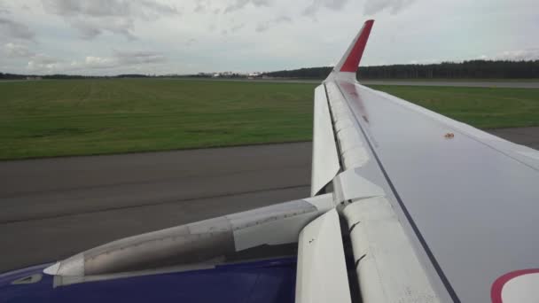 Vista del ala del avión. Los frenos de aire se retraen, las lamas se retraen. Llegada del avión. — Vídeos de Stock