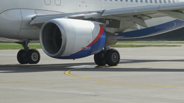 Turbina, trem de pouso, asa da aeronave. A turbina dos aviões está a girar. Jacto de ar da turbina. Partida. Avião na pista. Pronto para a descolagem — Vídeo de Stock