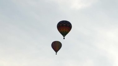 İki balon yan yana uçar. Renkli balonlar. Gökyüzü zemininde balonlar
