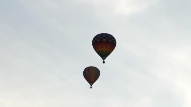 Zwei Ballons fliegen nebeneinander. Bunte Luftballons. Luftballons auf dem Himmel Hintergrund — Stockvideo