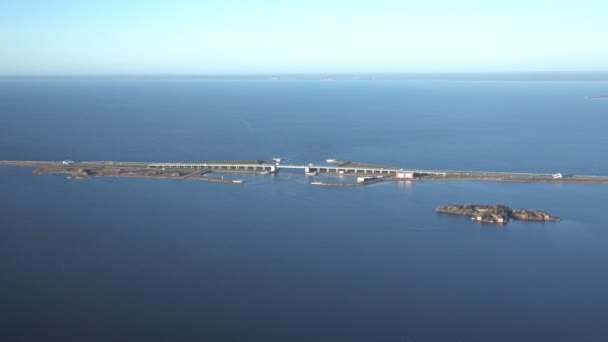 Autopista en el agua. La presa. Vista aérea. Puente sobre el agua. Camino de circunvalación alrededor de San Petersburgo — Vídeo de stock
