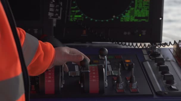 Ruka ovládá škrtící klapku. Most. Ovládací panel na lodi. Detailní záběr. Kapitán ovládá loď. — Stock video