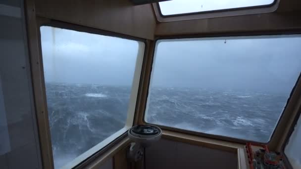 Tempestade pesada. Vista mar da asa da ponte. A nave está a balançar. Splashes em vidro. Ondas altas. Espuma do mar. Compasso — Vídeo de Stock