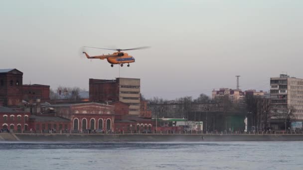 Helicopter picks up bambi bucket from river. Rescue helicopter hovered. Fire helicopter low over river. Mi-8. Saint Petersburg. Neva river — Stock Video