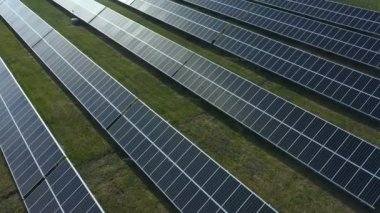 Güneş panelleri. Yeşil çimlerin üzerindeki güneş panelleri. Helikopterden görüntüle.