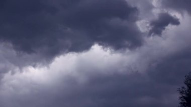 Güçlü bir kasırga ve fırtına sırasında gök gürültülü bir bulutun hareketi.