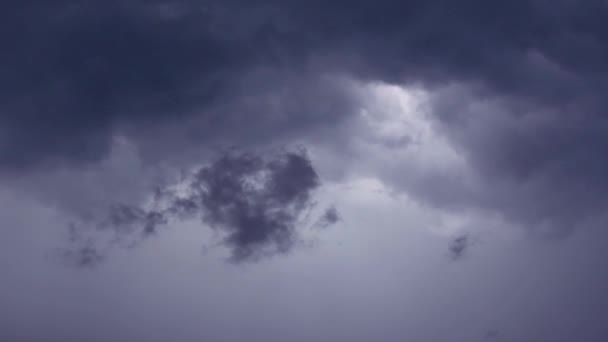 Pohyb bouřkového mraku během silného hurikánu, bouře. — Stock video