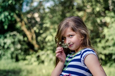 Çiçek, yaz portre sevimli küçük kız.