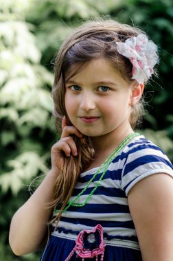 Sevimli küçük kız yaz portre.
