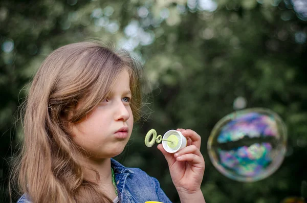 Portret van schattige mooie meisje zeepbellen blazen. — Stockfoto