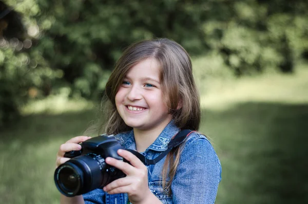 Feliz niña hermosa con cámara fotográfica, retrato de verano . —  Fotos de Stock