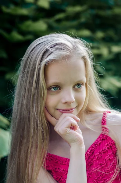 Retrato de una hermosa niña rubia con el pelo largo . —  Fotos de Stock