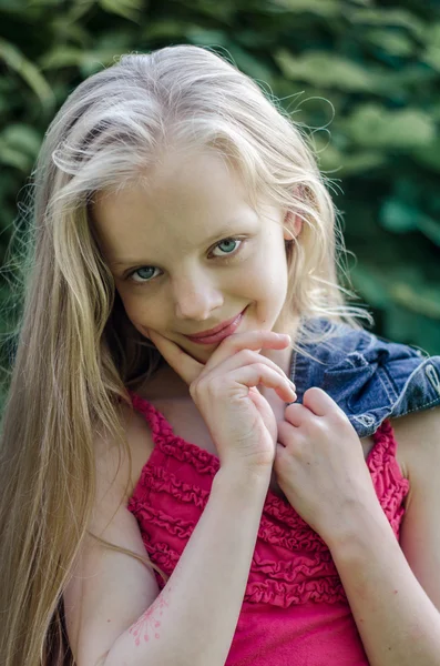 Porträt eines schönen blonden Mädchens mit langen Haaren. — Stockfoto