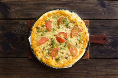 Ev yapımı pizza peyniri ve sebze ahşap arka plan üzerinde.