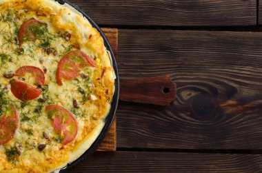 Ev yapımı pizza peyniri ve sebze ahşap arka plan üzerinde.