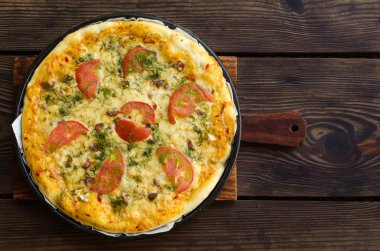 Ev yapımı pizza peyniri ve sebze ahşap arka plan üzerinde.