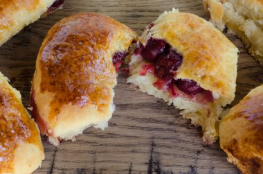 Ev yapımı kek kiraz ahşap rustik tarzı tablo ile. Organik gıda.