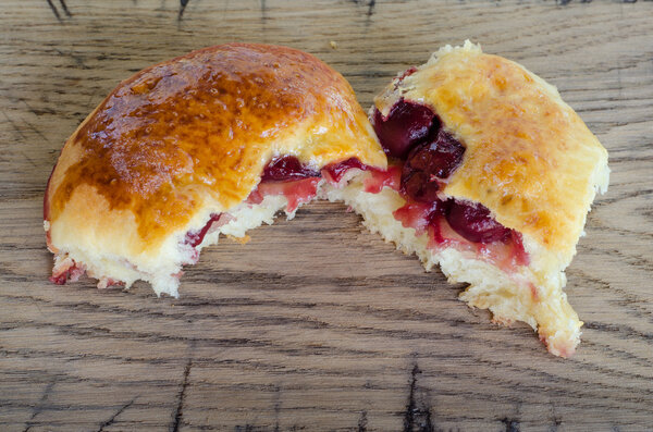 Домашние торты с вишней на деревянном столе в деревенском стиле
.