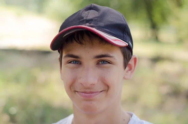 Primer plano retrato de un lindo adolescente en una gorra de béisbol . —  Fotos de Stock