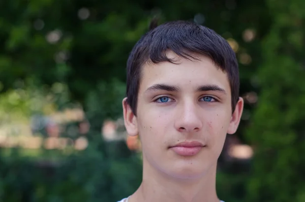 Portret van een jonge lachende schattige tiener met blue eye close-up. — Stockfoto