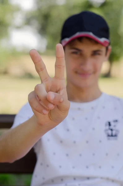 Primer plano retrato de un lindo adolescente en una gorra de béisbol . —  Fotos de Stock