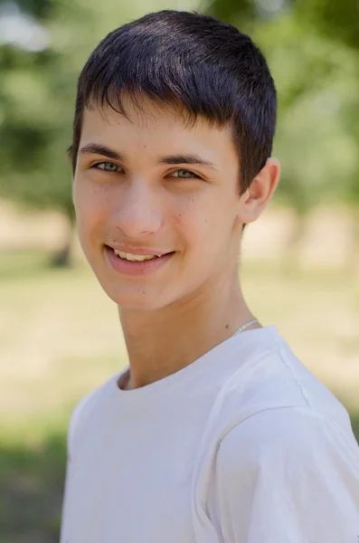 Close up retrato de um jovem sorrindo bonito adolescente com olho azul . — Fotografia de Stock