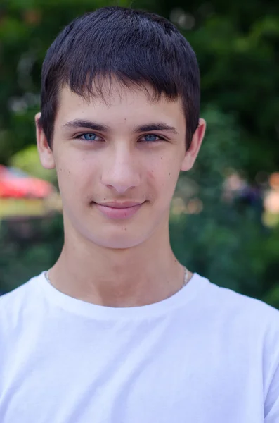 Närbild porträtt av en ung leende söt tonåring med blått öga. — Stockfoto