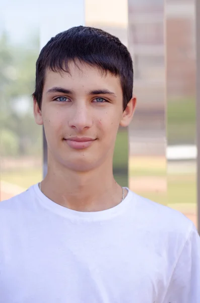 Close up retrato de um jovem sorrindo bonito adolescente com olho azul . — Fotografia de Stock