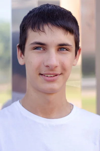 Close up retrato de um jovem sorrindo bonito adolescente com olho azul . — Fotografia de Stock